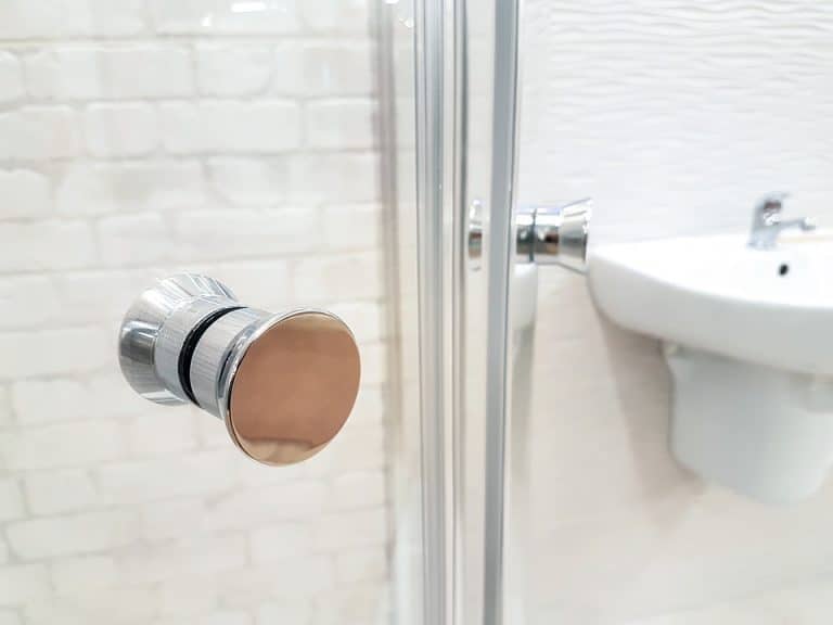 Charnière inox pour porte de douche en verre: quelle est son utilité ?