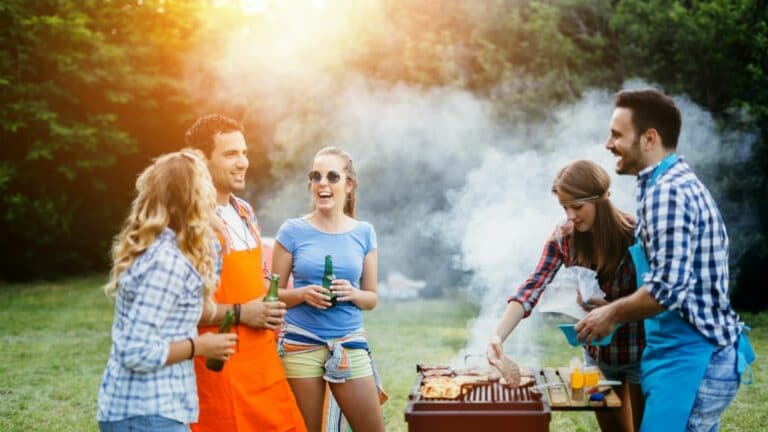 Barbecue charbon, électrique ou gaz ? Quoi choisir pour ne pas se tromper devant ces amis