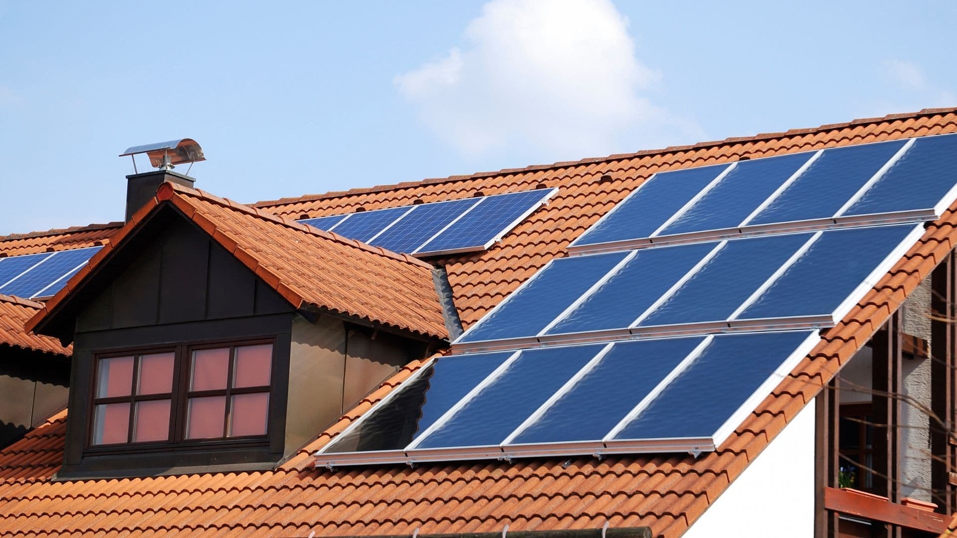 Le panneau solaire photovoltaïque fournit de l'électricité grâce aux cellules photovoltaïques monocristallines et polycristallines qui le composent.