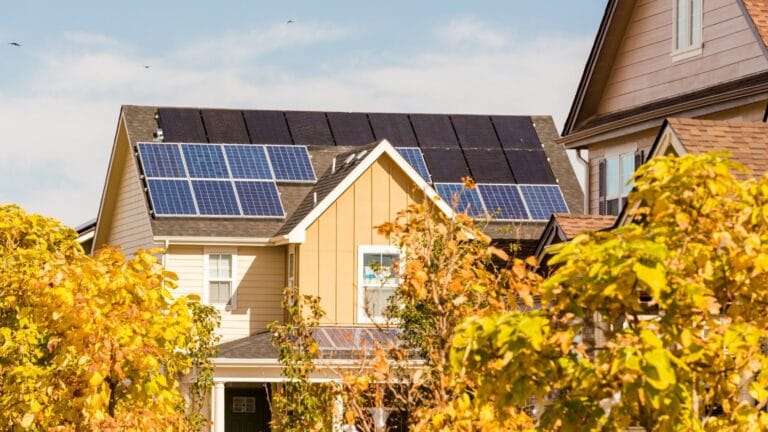 Installer des panneaux solaires chez soi : Voici ce que dit la loi !