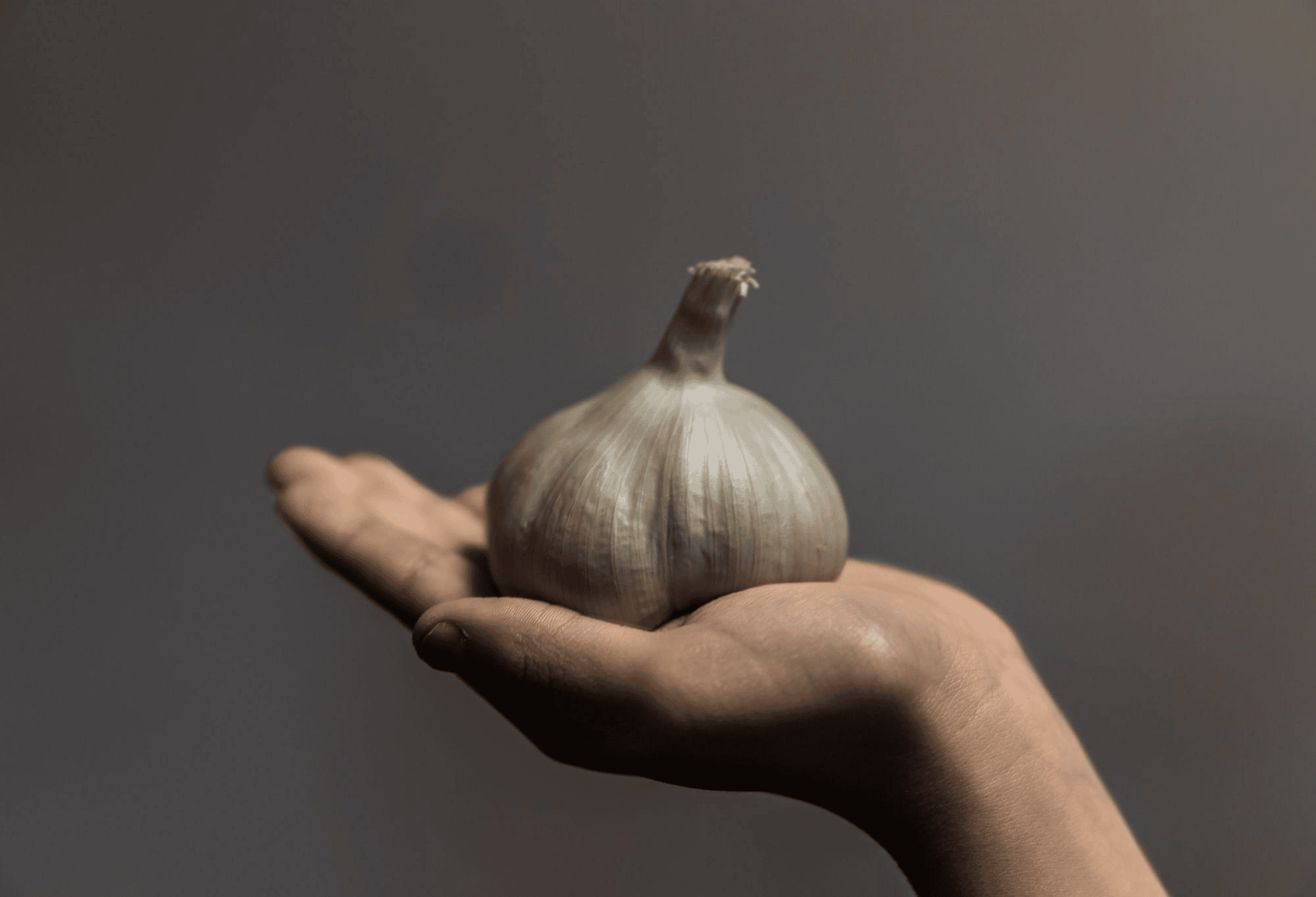 une gousse d’ail dans les toilettes de la maison avant de se coucher