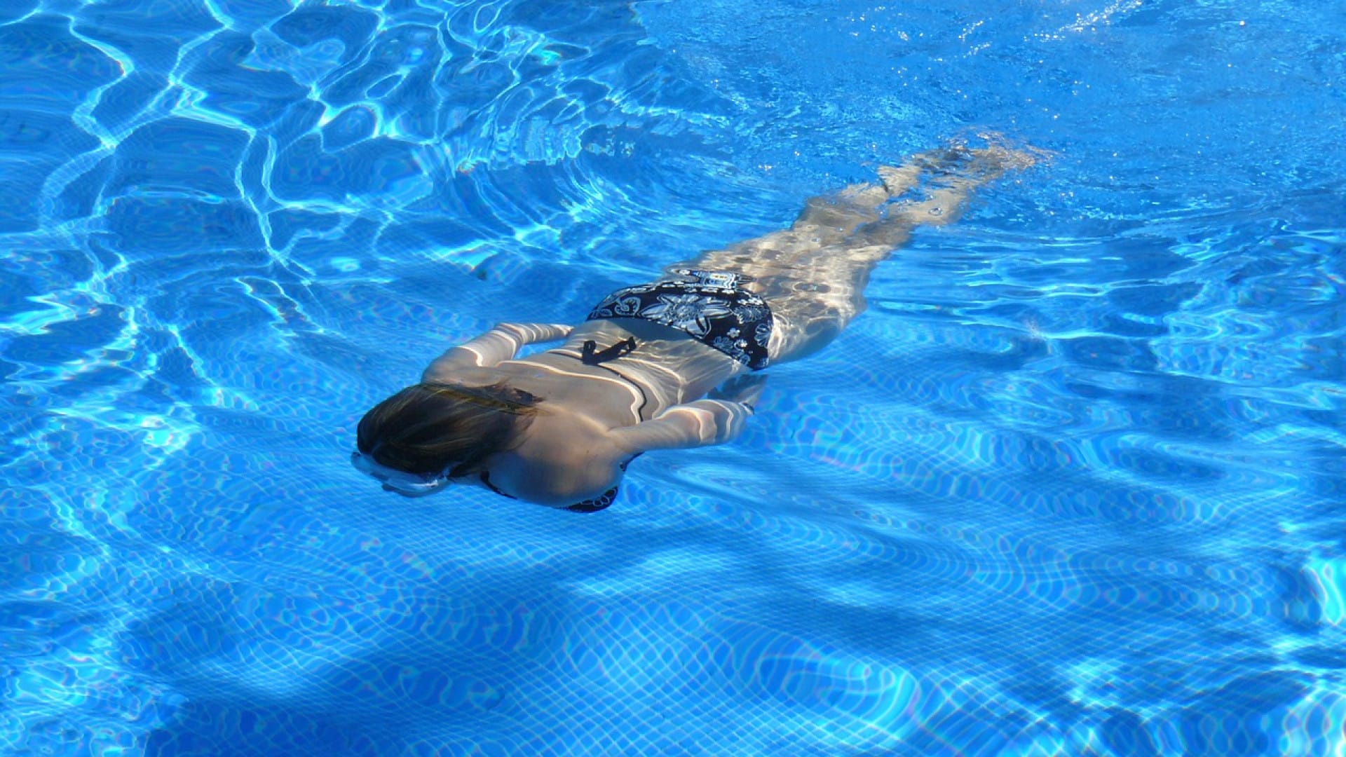 Pourquoi choisir un abri de piscine mi-haut ?