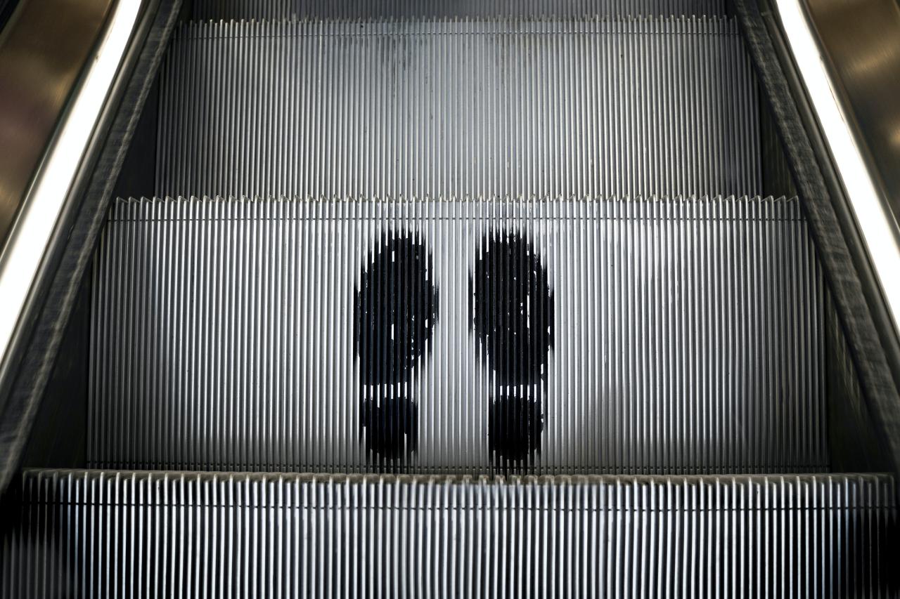 comment monter les escalier avec des bequilles