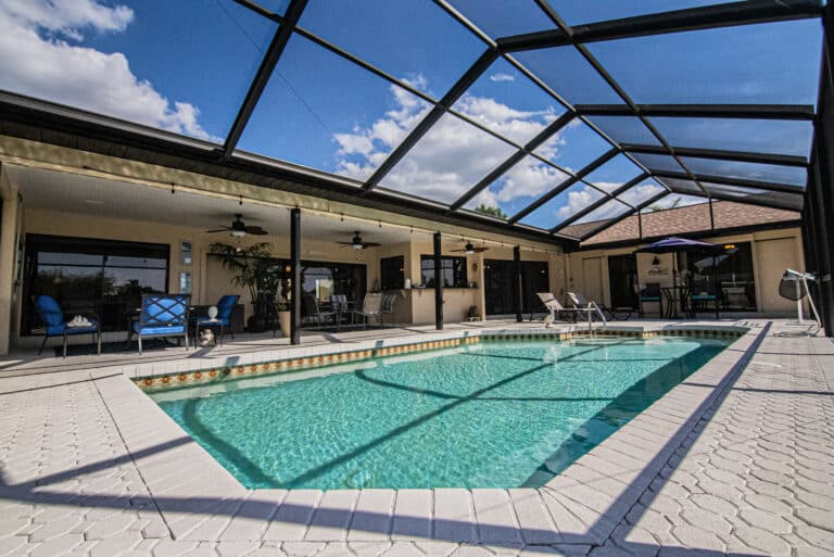 Avez-vous pensé à un abri piscine semi haut pour profiter de votre piscine cet hiver ?