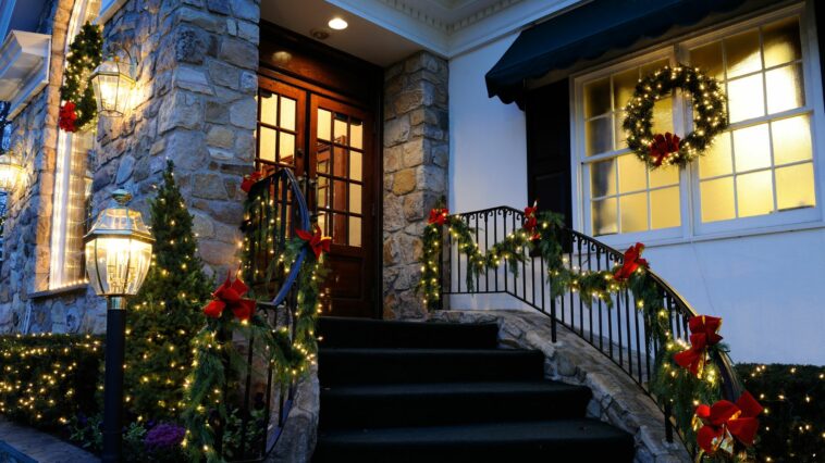 Décorations pour une porte de Noël : 4 idées pour la sublimer