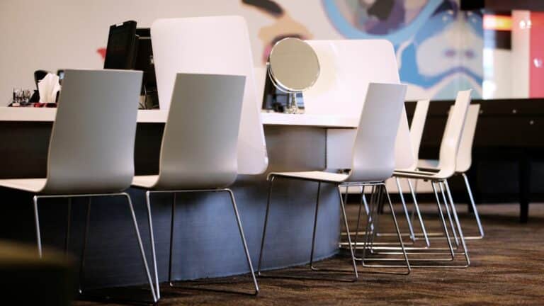 Coordonner des chaises qui ne sont pas assorties 9 conseils pour une salle à manger efficace.