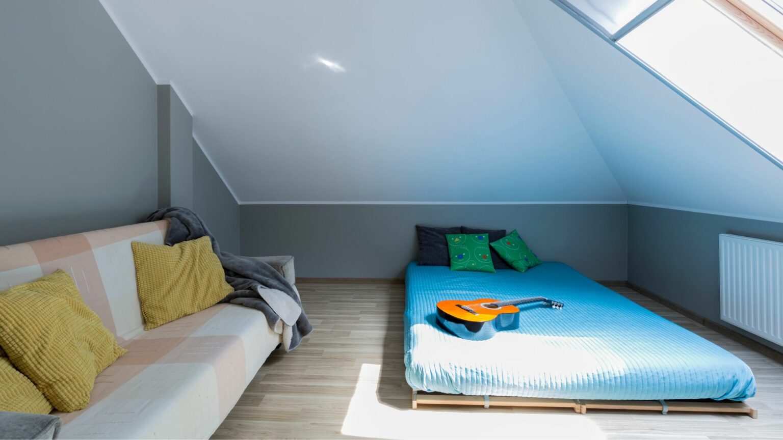 Comment aménager une chambre sous comble très bas