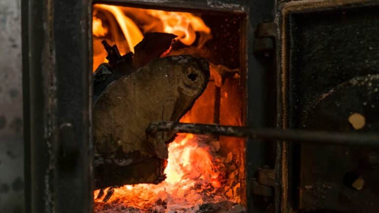 Comment éliminer les odeurs de fumée qui s’accumulent dans ma maison ?