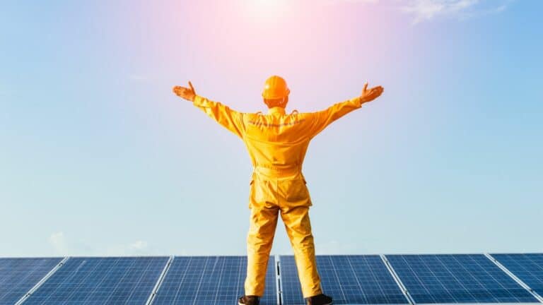 Devenez l’acteur du changement en devenant installateur de panneaux solaires ! Zoom sur ce métier d’avenir