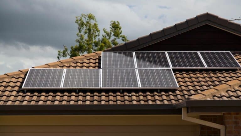 Comment installer un panneau solaire sur votre toit : guide étape par étape