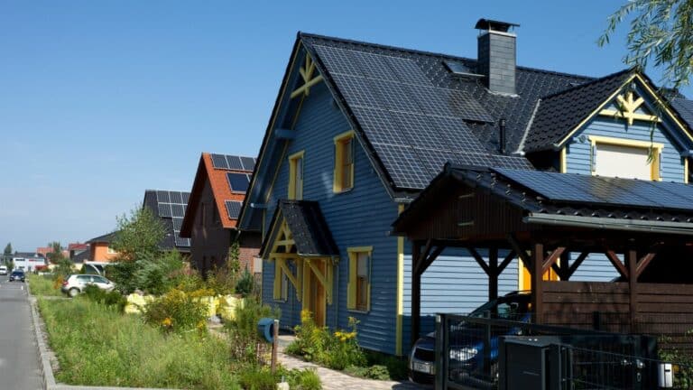 Location de panneaux solaires : une solution rentable pour produire son électricité durablement