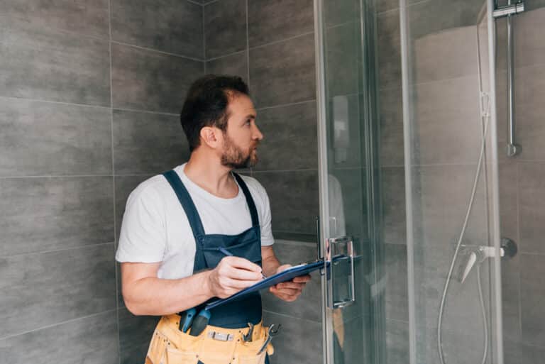 Réparation de douche italienne : comment détecter et résoudre les problèmes courants