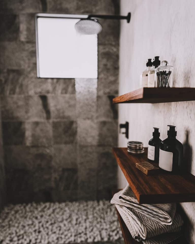 Tout savoir sur le nettoyage et l’entretien d’une douche italienne en pierre naturelle