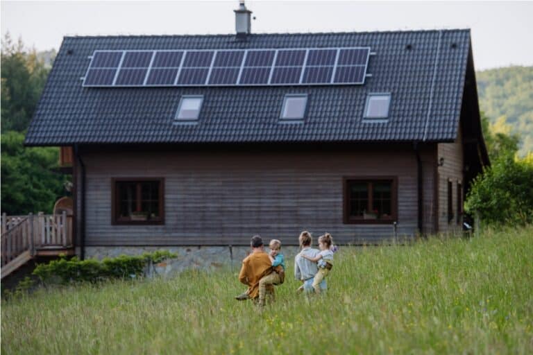 Alimenter un Frigo avec un Panneau Solaire : Conseils pour une Cuisine Autonome et Écologique