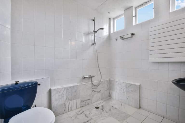 La douche italienne sans paroi en verre : une tendance moderne pour votre salle de bains