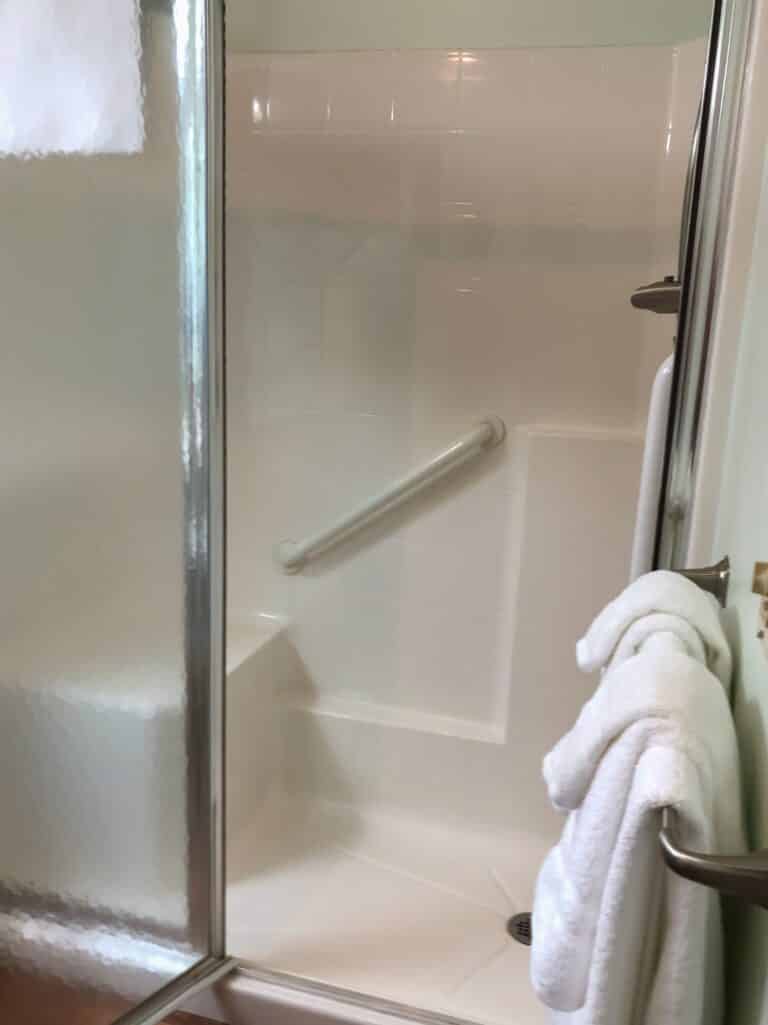 Modèles de douche italienne pour seniors : confort et sécurité au quotidien