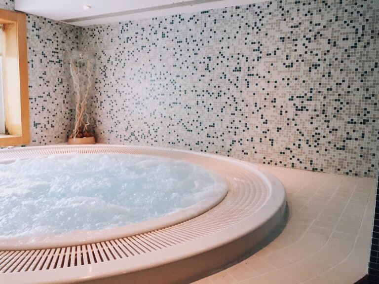 Spa vs Jacuzzi : tableau comparatif des avantages et inconvénients