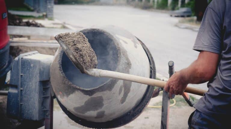 Comment réussir le dosage de béton à la pelle avec un sac de 35 kg