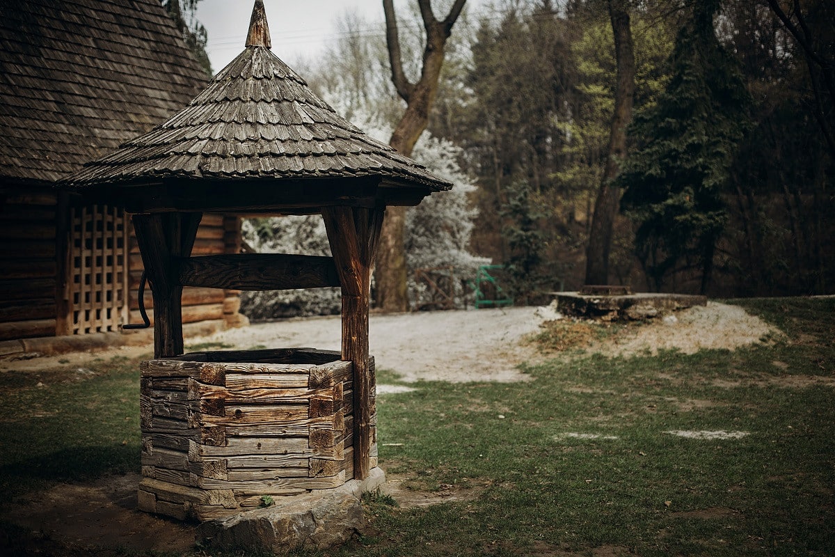 puits traditionnel sous la pluie dans le jardin