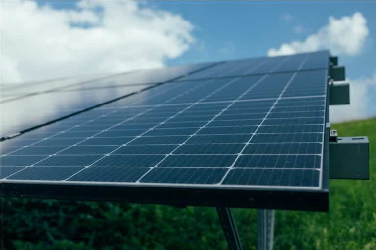 Comprendre la batterie pour panneau solaire : un guide pour stocker l’énergie excédentaire