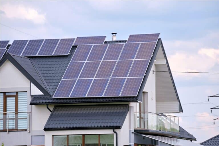 Panneau Solaire pour Maison Autonome: Électricité Verte et Économies