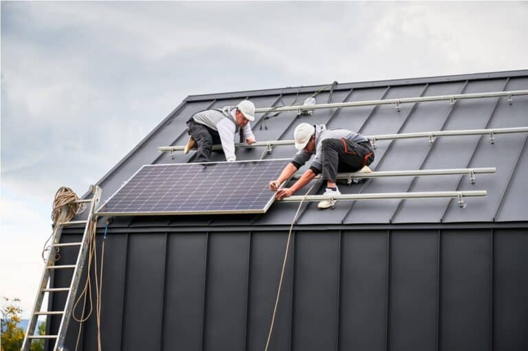 Installer un Kit Panneau Solaire avec Batterie pour la Rénovation Écologique