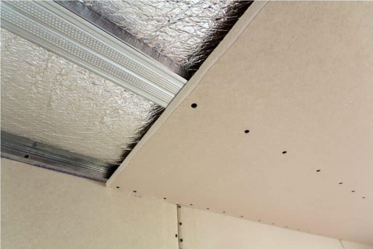 Comment Isoler le Plafond de votre Garage avec des Matériaux Écologiques