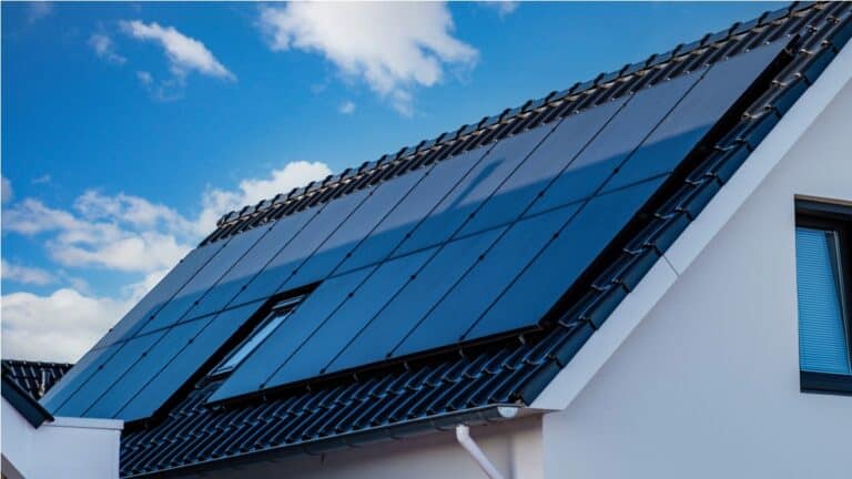 Installation de panneaux solaires en rénovation pour économies et autonomie énergétique