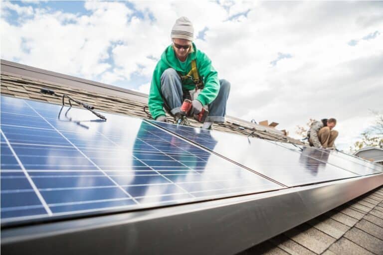 Devenir installateur de panneaux solaires : un métier prometteur dans la transition énergétique