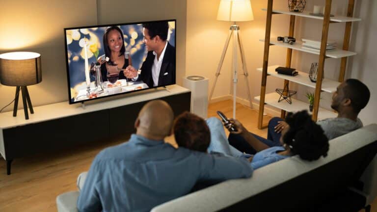 Aménagement d’un coin TV : astuces pour créer un espace convivial et design