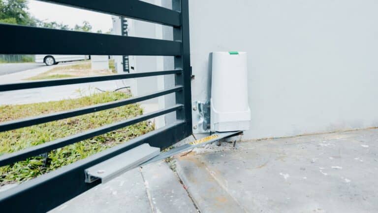 Comment choisir la motorisation de son portail coulissant : guide complet pour faire le bon choix