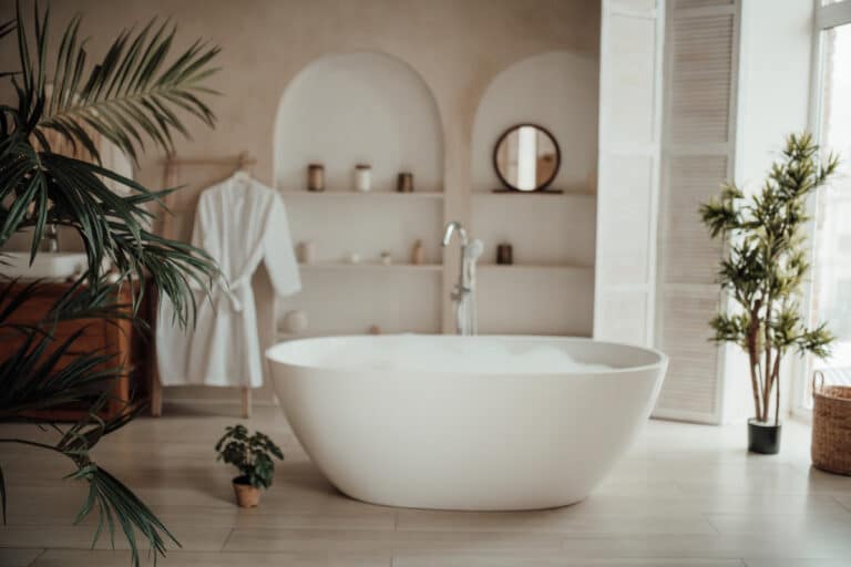 interieur luxueux dune grande salle de bain de style africain moderne avec baignoire ovale a eclairage naturel